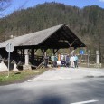 Okna na stežaj, okna na stežaj, sveži sapi in prepihu okna na stežaj! Vrata na stežaj, vrata na stežaj, popotniku na dolgi cesti.   Zbrišimo prah po koteh, spominih in [&hellip;]